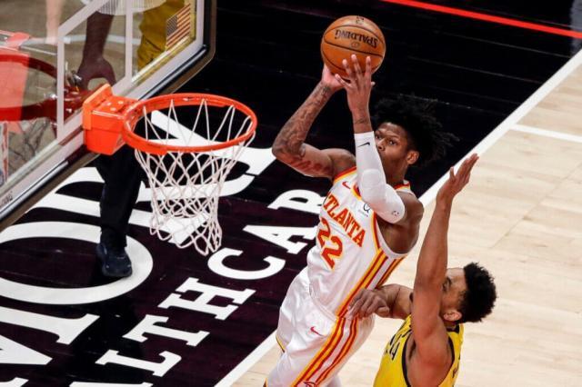 世界杯最新版本下载-老鹰球迷调查：球队应该全力交易第三位球星吗？