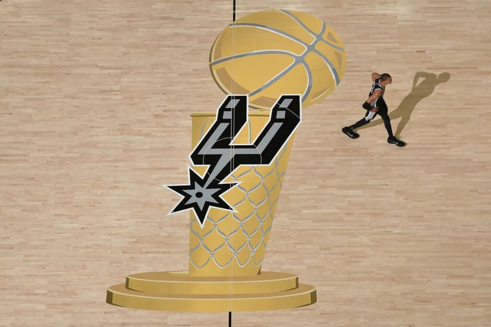 世界杯客户端升级说明-NBA｜布伦森带伤轰下30+3，尼克斯取得总决赛开门红|马刺|三分球|唐斯|圣安东尼奥马刺队|纽约尼克斯队_新浪体育_新浪新闻