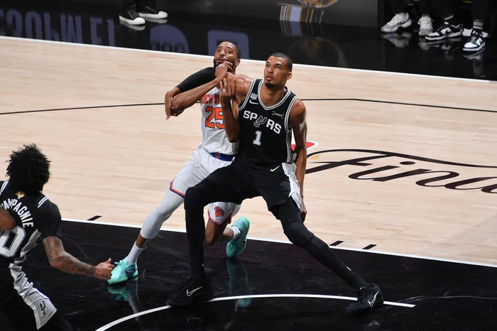 世界杯客户端升级说明-NBA｜布伦森带伤轰下30+3，尼克斯取得总决赛开门红|马刺|三分球|唐斯|圣安东尼奥马刺队|纽约尼克斯队_新浪体育_新浪新闻