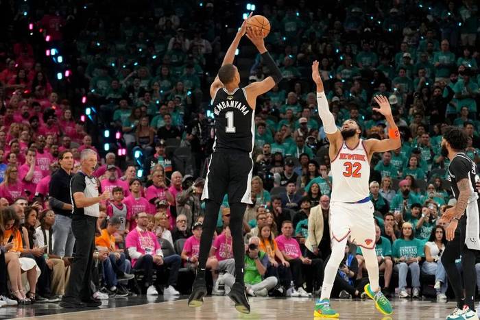 世界杯客户端升级说明-NBA｜布伦森带伤轰下30+3，尼克斯取得总决赛开门红|马刺|三分球|唐斯|圣安东尼奥马刺队|纽约尼克斯队_新浪体育_新浪新闻