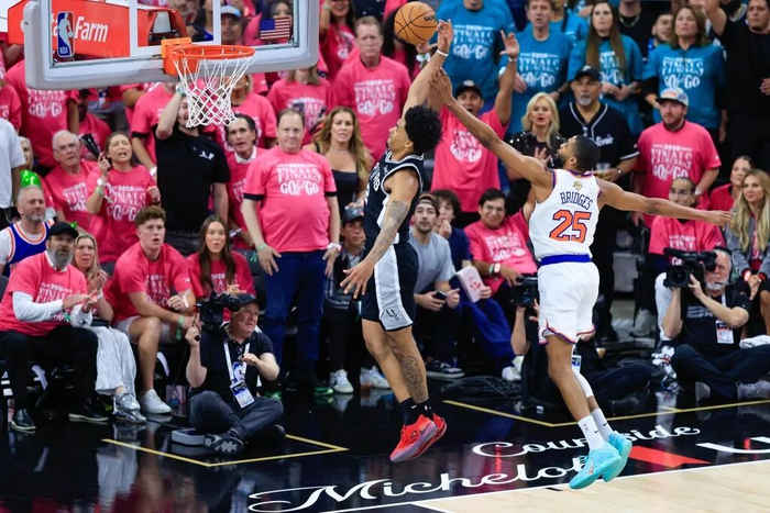 世界杯客户端升级说明-NBA｜布伦森带伤轰下30+3，尼克斯取得总决赛开门红|马刺|三分球|唐斯|圣安东尼奥马刺队|纽约尼克斯队_新浪体育_新浪新闻