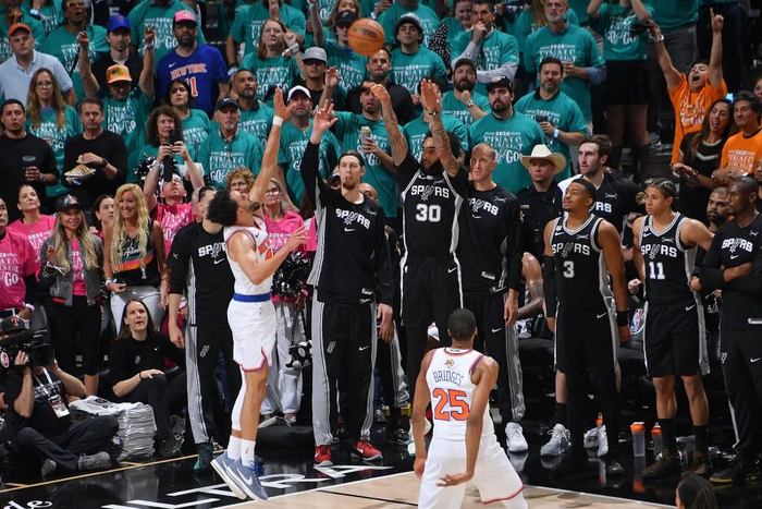 世界杯客户端升级说明-NBA｜布伦森带伤轰下30+3，尼克斯取得总决赛开门红|马刺|三分球|唐斯|圣安东尼奥马刺队|纽约尼克斯队_新浪体育_新浪新闻