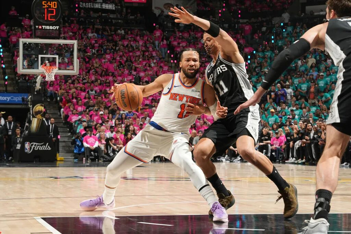 世界杯客户端升级说明-NBA｜布伦森带伤轰下30+3，尼克斯取得总决赛开门红|马刺|三分球|唐斯|圣安东尼奥马刺队|纽约尼克斯队_新浪体育_新浪新闻